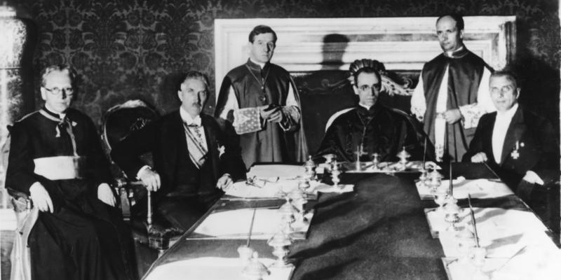 Il Cardinale Pacelli firma il concordato con il Reich Tedesco il 20 luglio 1933 - fonte Archivio Federale Tedesco - Licenza CC BY-SA 3.0 DE